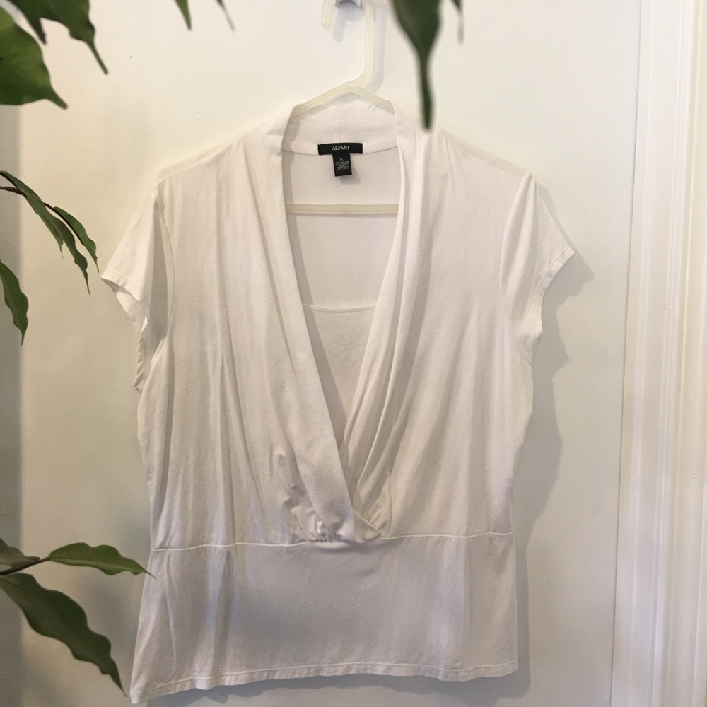 👩‍💼 Alfani White top 👩‍⚖️